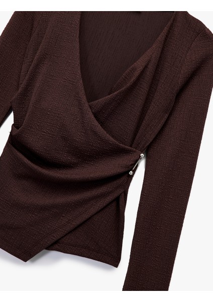 Metal Aksesuarlı Uzun Kollu Slim Fit Bürümcük Kruvaze Yaka Bluz modelleri