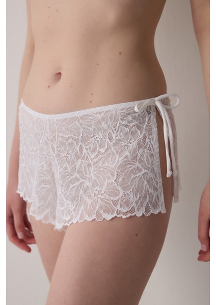 Kırık Beyaz Dantelli Gelin Şort