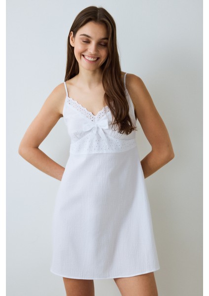 Optik Beyaz Alia Puantiyeli Dantelli Pamuklu V Yaka Gecelik