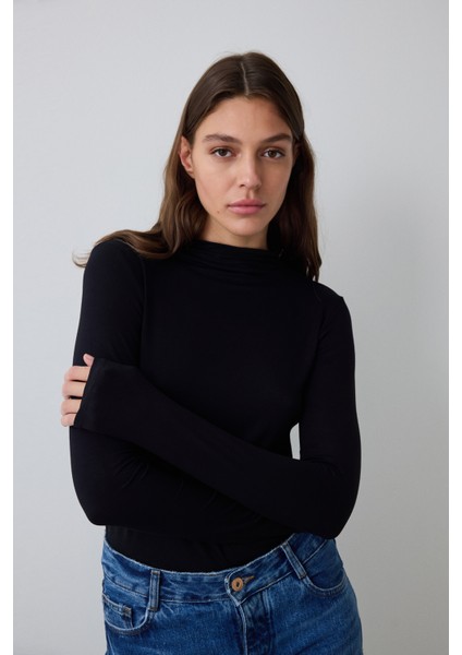 Siyah Yarım Balıkçı Yaka Slim Fit Uzun Kollu Triko