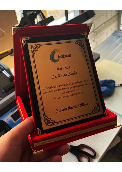 Kişiye Özel Ödül Plaketi – Kadife Kutulu Metal Yazı Alanlı (16X21 Cm)