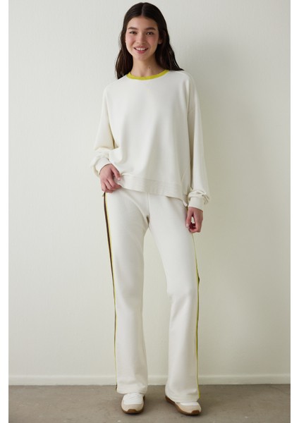 Açık Bej Çiçek Desenli Yakalı Oversize Çan Sweatshirt - Inspired By Flora