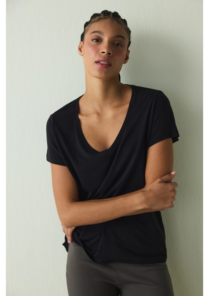 Siyah V Yaka Modal Kısa Kollu Tişört