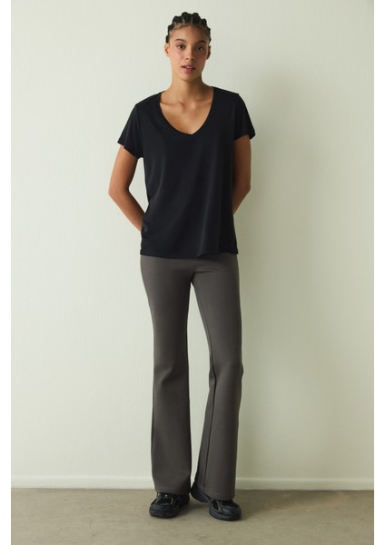 Siyah V Yaka Modal Kısa Kollu Tişört