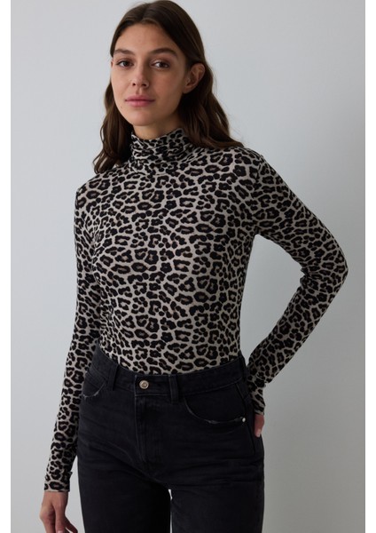 Leopar Desenli Yarım Balıkçı Yaka Slim Fit Uzun Kollu Üst
