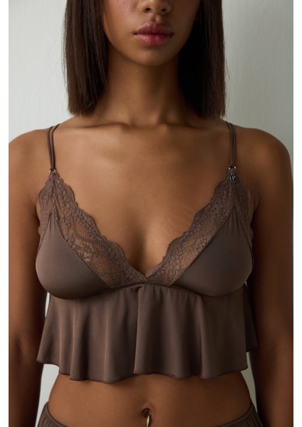 Kahverengi Dantelli V Yaka Üçgen Kapsız Atlet