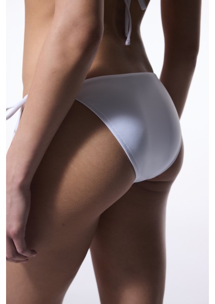 Beyaz Nakışlı Bikini Altı