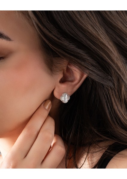 925 Ayar Beyaz Sedef Taşlı Rodyum Yonca Gümüş Küpe fiyatları