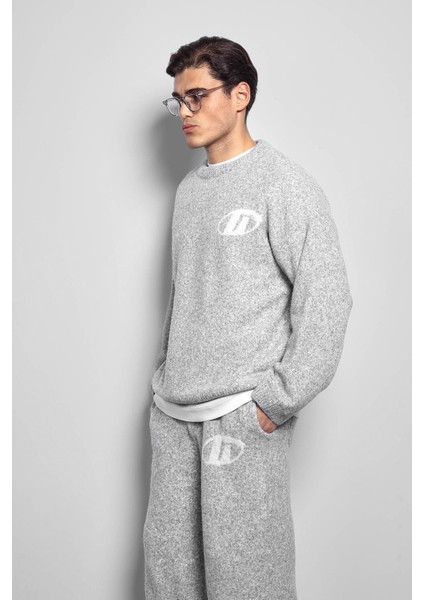 Erkek Oversize Boxy Fit Logo Detaylı Tüylü Kazak Gri fırsatları