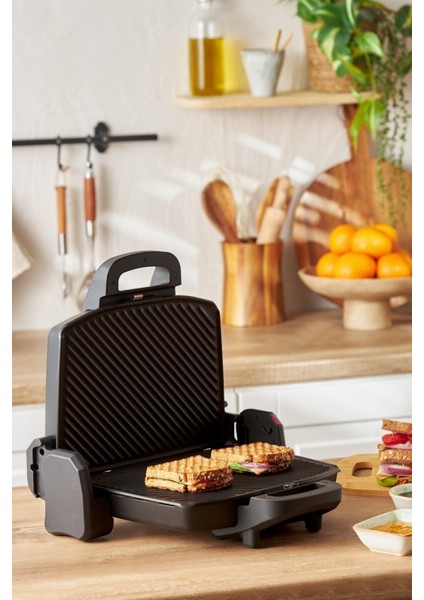 Pratik ve Şık 4 Dilimli Tost Makinesi, Siyah Renkli, Hızlı ve Kullanışlı. indirimleri