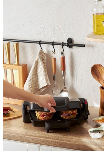 Pratik ve Şık 4 Dilimli Tost Makinesi, Siyah Renkli, Hızlı ve Kullanışlı.