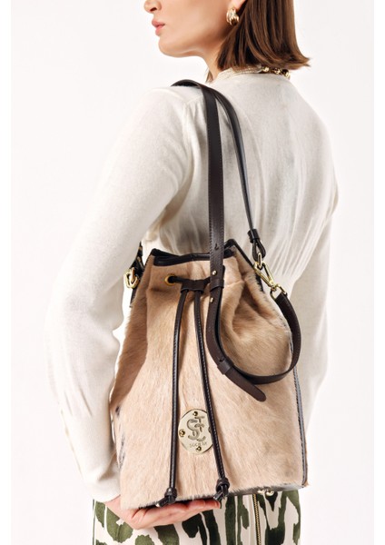 Bej Metal Plaka Detaylı Tüylü Deri Omuz Çantası 23020