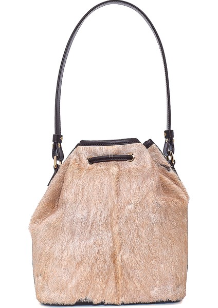 Bej Metal Plaka Detaylı Tüylü Deri Omuz Çantası 23020 fırsatları