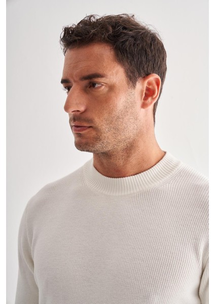 Açık Krem Yarım Balıkçı Yaka Uzun Kol Cepsiz Comfort Fit Casual Pamuklu Triko Kazak 1012255203 fırsatları