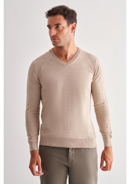 Açık Bej V Yaka Uzun Kol Cepsiz Comfort Fit Classic Yünlü Triko Kazak 1012255002