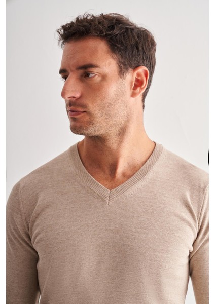 Açık Bej V Yaka Uzun Kol Cepsiz Comfort Fit Classic Yünlü Triko Kazak 1012255002 fırsatları