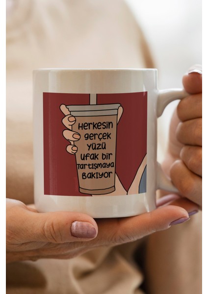 Herkesin Gerçek Yüzü Ufak Bir Tartışmaya Bakıyor Baskılı Premium Kupa Bardak