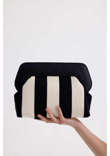 Kadın Siyah Çizgi Desenli Kanvas Clutch El Çantası