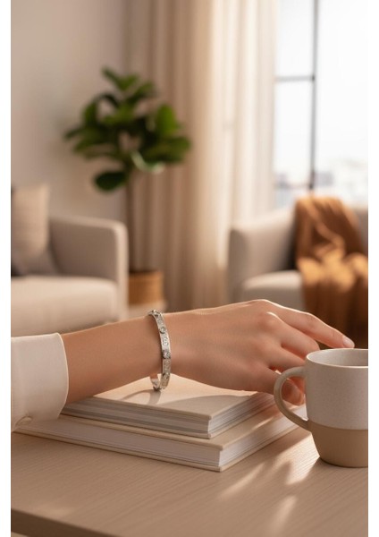 925 Ayar Gümüş Taşlı Kelepçe Bileklik Kadın fiyatları