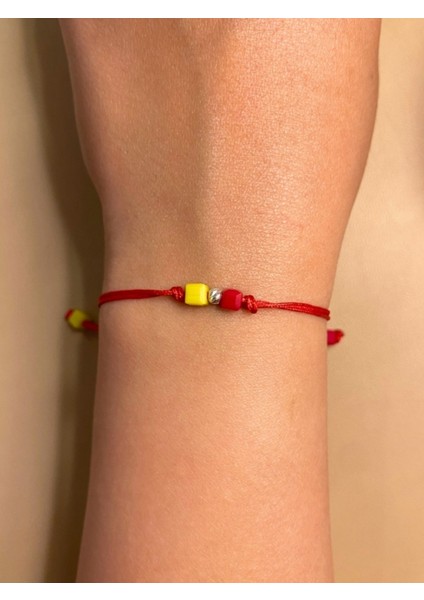 Tarzına Renk Kat: Unisex Gümüş Dorikalı Ipli Minimal Sarı-Kırmızı Küp Boncuk Bileklik