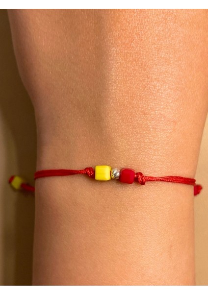 Tarzına Renk Kat: Unisex Gümüş Dorikalı Ipli Minimal Sarı-Kırmızı Küp Boncuk Bileklik modelleri