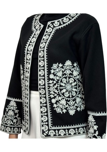 Siyah Renkte Işlemeli Kaşe Ceket