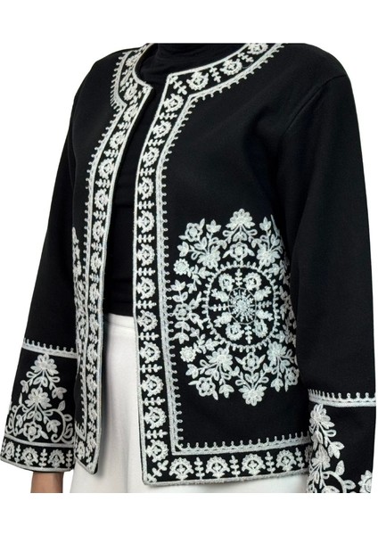 Siyah Renkte Işlemeli Kaşe Ceket fırsatları