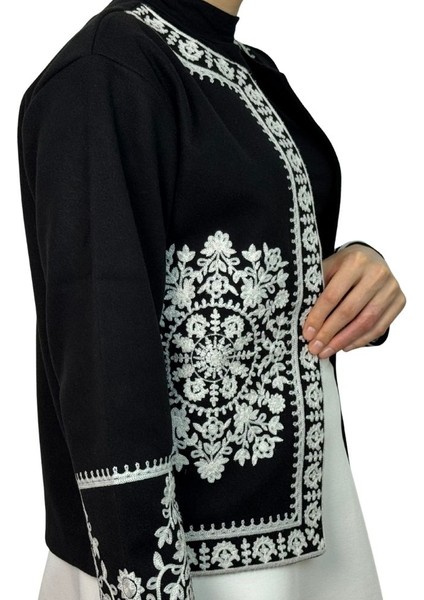 Siyah Renkte Işlemeli Kaşe Ceket indirimleri