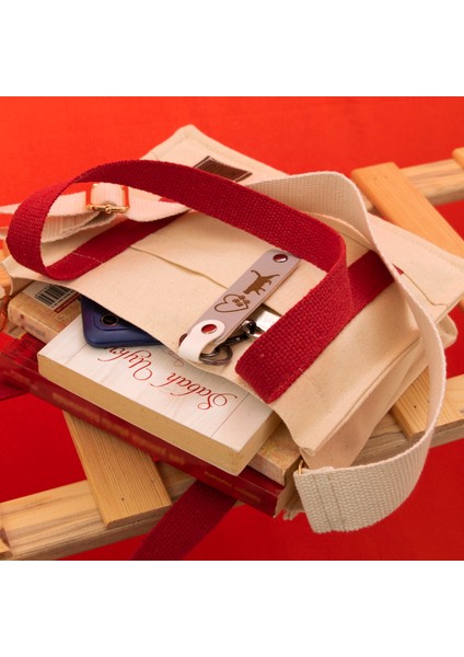 Sert Tarzın Tamamlayıcısı, Combat Motifli, Isme ve Mesaja Özel Deri Anahtarlık Set, Koyu Kahve-Pembe modelleri