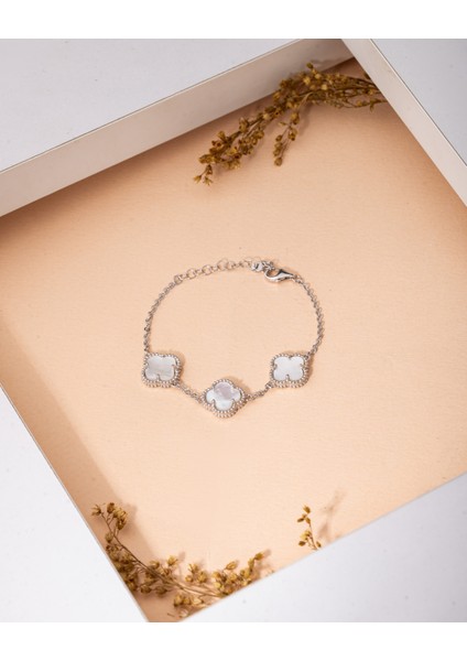 925 Ayar Beyaz Sedef Taşlı Rodyum Üçlü Yonca Gümüş Bileklik