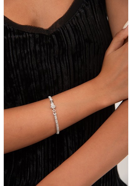 Gümüş Kilit Süslemeli Zarif Tasarımlı 925 Ayar Gümüş Bileklik 145 fiyatları