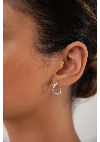 Gümüş Kristal Taş ve Kavisli Form Detaylı 925 Ayar Gümüş Küpe 95 modelleri