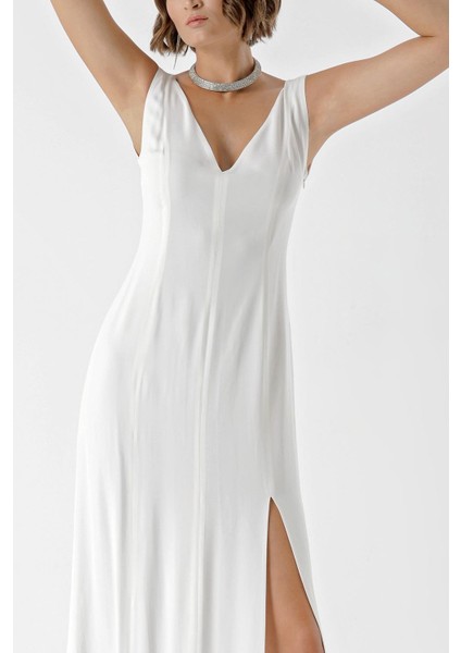 Beyaz Kolsuz V Yaka Yırtmaçalı Elbise 94217 indirimleri