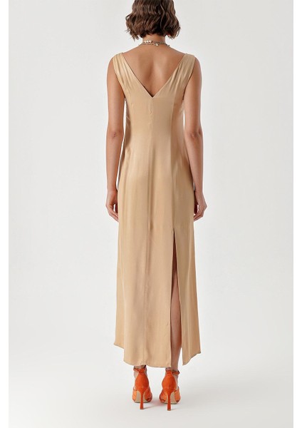 Bej Kolsuz V Yaka Yırtmaçalı Elbise 94217 fırsatları