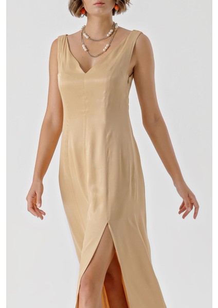 Bej Kolsuz V Yaka Yırtmaçalı Elbise 94217 indirimleri