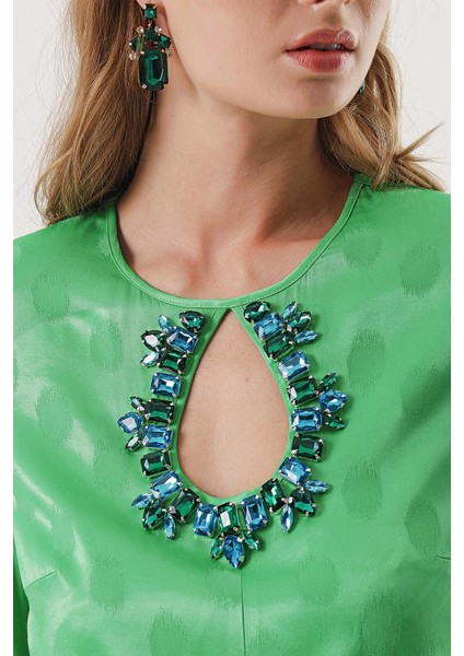 Yeşil Kolları Plise Detaylı Kristal Taş Işlemeli Uzun Elbise 94209 indirimleri