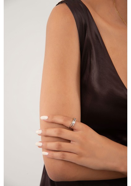 Altın Büyük Kristal Taş Detaylı 925 Ayar Gümüş Yüzük 132 modelleri