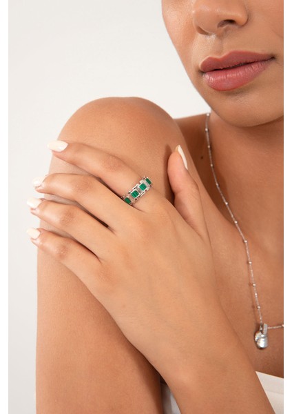 Gümüş Renkli Detaylarla Tasarlanmış 925 Ayar Gümüş Yüzük 166 modelleri