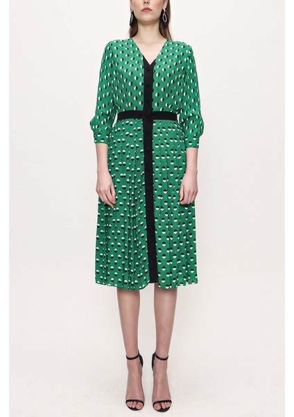 Yeşil Bele Oturan Pilili Elbise 93735