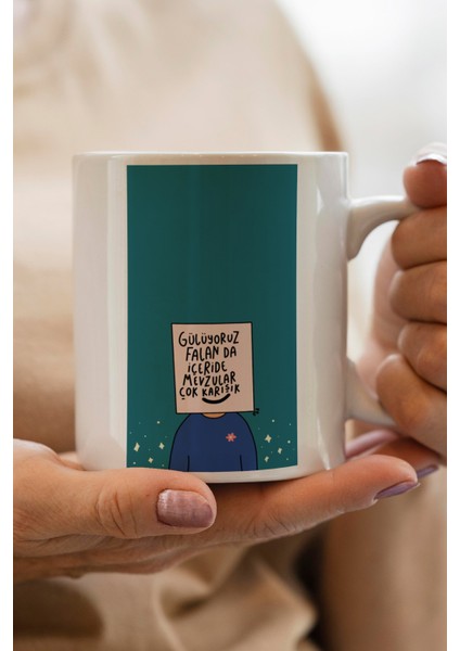 Gülüyoruz Falan Da Içeride Mevzular Çok Karışık Baskılı Premium Kupa Bardak