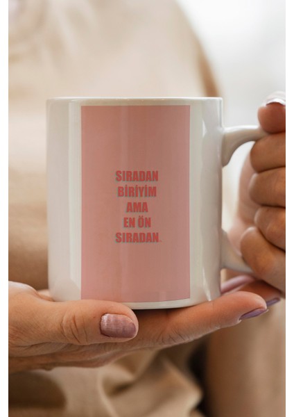 Sıradan Biriyim Ama En Ön Sıradan Baskılı Premium Kupa Bardak