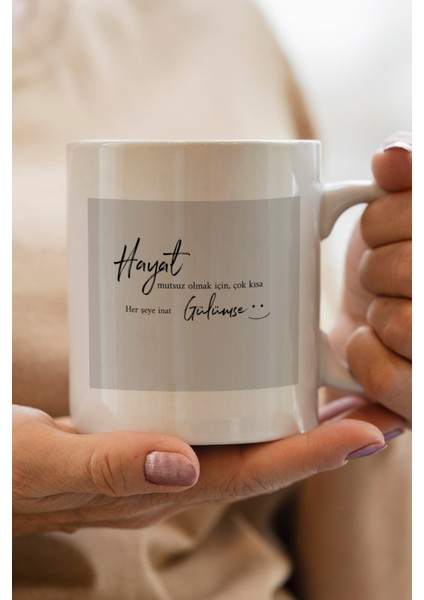 Hayat Mutsuz Olmak Için Çok Kısa Her Şeye Inat Gülümse Baskılı Premium Kupa Bardak
