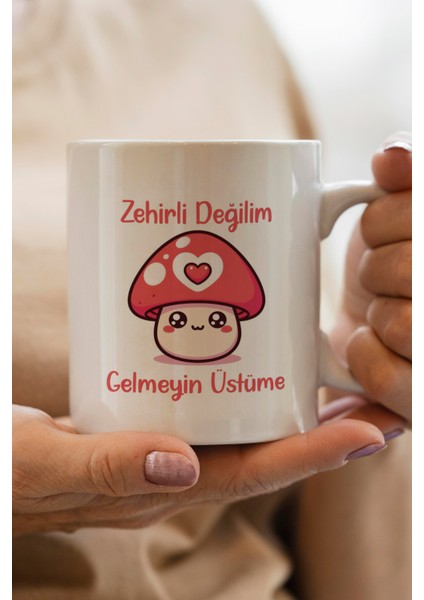 Zehirli Değilim Gelmeyin Üstüme Baskılı Kupa Bardak