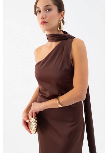 Kadın Kahverengi Tek Omuz Şal Yaka Uzun Saten Elbise fırsatları