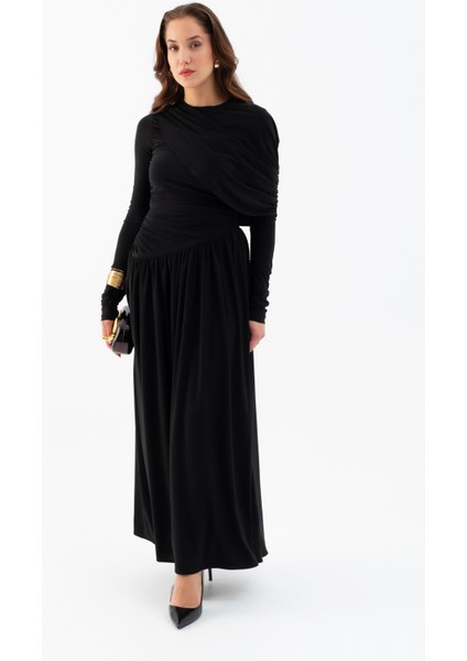 Kadın Siyah Omuz Parçalı Çapraz Büzgülü Uzun Elbise