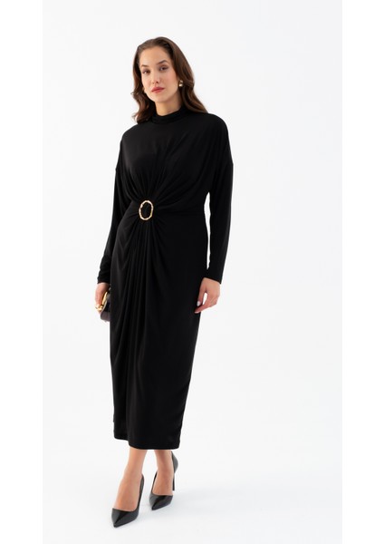 Kadın Siyah Büzgülü Aksesuar Detaylı Midi Elbise