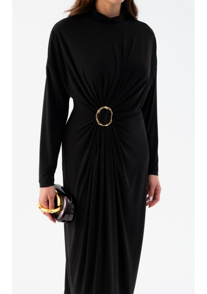 Kadın Siyah Büzgülü Aksesuar Detaylı Midi Elbise fırsatları