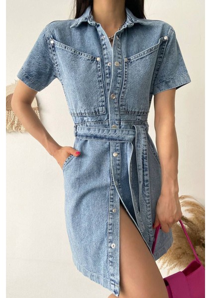 Kadın Kemerli Düğmeli Denim Elbise – Şehirli & Vücuda Oturan Stil