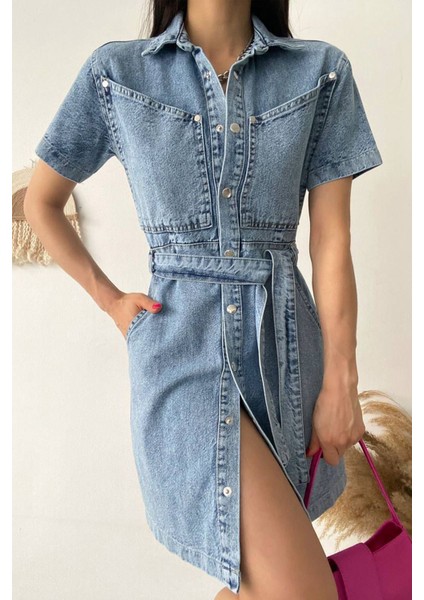 Kadın Kemerli Düğmeli Denim Elbise – Şehirli & Vücuda Oturan Stil fiyatları