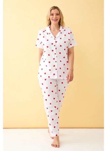 Kadın Beyaz Kırmızı Kalp Desenli Önden Düğmeli Büyük Beden Pijama Takımı modelleri